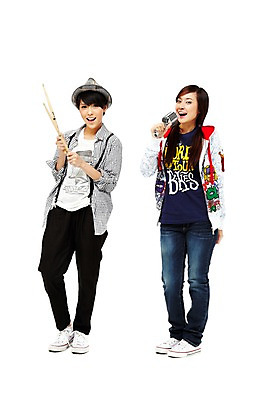 포토 JPG 스튜디오촬영 전신 외국인 해외기획촬영 모자 해외 우먼라이프 라이프스타일 여자 2011년태국 음악 포즈 운동화 연주 노래 모션 청소년 놀이 양갈래머리 실내 서기 미소 웃음 들기 누끼 사람 동양인 취미 두명 라이프 앞모습 10대 캐주얼 친구 우정 청바지 막대기 멜빵바지 멜빵 마이크 즐거움 드럼스틱 여자만 십대만 십대여자만 국내포토 헤어스타일 잡화 옷 감정 뷰포인트 음향기기 신발 바지 관계 문화예술 표정 인종 내부 생활 파일형식