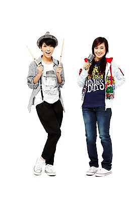 포토 JPG 스튜디오촬영 전신 외국인 해외기획촬영 모자 해외 우먼라이프 라이프스타일 여자 2011년태국 음악 포즈 운동화 연주 노래 모션 청소년 놀이 양갈래머리 실내 서기 미소 웃음 들기 누끼 사람 동양인 취미 두명 라이프 앞모습 10대 캐주얼 친구 우정 청바지 막대기 멜빵바지 멜빵 마이크 즐거움 드럼스틱 여자만 십대만 십대여자만 국내포토 헤어스타일 잡화 옷 감정 뷰포인트 음향기기 신발 바지 관계 문화예술 표정 인종 내부 생활 파일형식