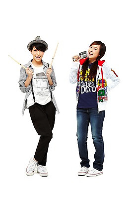 포토 JPG 스튜디오촬영 전신 외국인 해외기획촬영 모자 해외 우먼라이프 라이프스타일 여자 2011년태국 음악 포즈 운동화 연주 노래 모션 청소년 놀이 양갈래머리 실내 서기 미소 웃음 들기 누끼 사람 동양인 취미 두명 라이프 앞모습 10대 캐주얼 친구 우정 청바지 막대기 멜빵바지 멜빵 마이크 즐거움 드럼스틱 여자만 십대만 십대여자만 국내포토 헤어스타일 잡화 옷 감정 뷰포인트 음향기기 신발 바지 관계 문화예술 표정 인종 내부 생활 파일형식