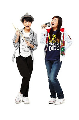 포토 JPG 스튜디오촬영 전신 외국인 해외기획촬영 모자 해외 우먼라이프 라이프스타일 여자 2011년태국 음악 포즈 운동화 연주 노래 모션 청소년 놀이 양갈래머리 실내 서기 미소 웃음 들기 누끼 사람 동양인 취미 두명 라이프 앞모습 10대 캐주얼 친구 우정 청바지 막대기 멜빵바지 멜빵 마이크 즐거움 드럼스틱 여자만 십대만 십대여자만 국내포토 헤어스타일 잡화 옷 감정 뷰포인트 음향기기 신발 바지 관계 문화예술 표정 인종 내부 생활 파일형식