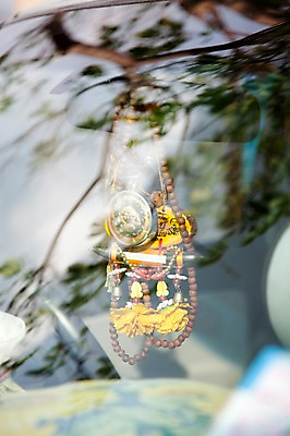 포토 JPG 주간 해외기획촬영 해외풍경 해외 아시아 종교 문화 2010년태국 불교 종교용품 태국 그림자 풍경 사람없음 야외 장식 반사 동남아시아 불교용품 염주 룸미러 국내포토 자연요소 나라 파일형식