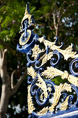 포토 JPG 주간 나무 식물 해외기획촬영 해외풍경 해외 문양 건축물 건축 아시아 2010년태국 무늬 태국 출입구 풍경 사람없음 야외 아웃포커스 문 동남아시아 철문 국내포토 자연요소 나라 촬영기법 파일형식