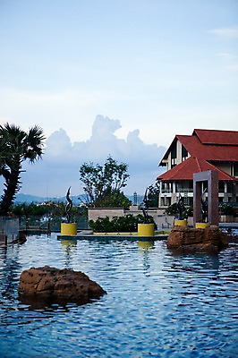 포토 JPG 주간 나무 식물 해외기획촬영 해외풍경 해외 아시아 2010년태국 여행 태국 하늘 리조트 휴가 야외수영장 수영장 풍경 사람없음 야외 물 여름휴가 바캉스 야자수 풀장 맑음 동남아시아 돌_바위 바위 뭉게구름 휴양지 국내포토 자연요소 나라 날씨 장소 파일형식 구름_자연 여름_계절
