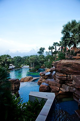 포토 JPG 주간 나무 식물 해외기획촬영 해외풍경 해외 아시아 2010년태국 여행 태국 하늘 리조트 휴가 야외수영장 수영장 풍경 사람없음 야외 물 여름휴가 바캉스 야자수 풀장 맑음 동남아시아 돌_바위 바위 휴양지 국내포토 자연요소 나라 날씨 장소 파일형식 여름_계절