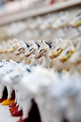 포토 JPG 주간 해외기획촬영 해외풍경 해외 아시아 2010년태국 인형 태국 사람없음 야외 아웃포커스 장식 장난감 놀이용품 모형 동남아시아 여러개 말_동물 오브젝트 기념품 말인형 국내포토 자연요소 나라 다수 포유류 촬영기법 풍경 파일형식