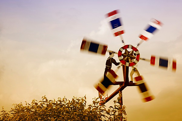 포토 JPG 나무 식물 해외기획촬영 해외풍경 해외 아시아 2010년태국 인형 태국 풍경 사람없음 야외 조형물 노을 동남아시아 일몰 바람개비 회전 풍향계 풍속계 풍향풍속계 국내포토 자연요소 나라 미술 기계 파일형식