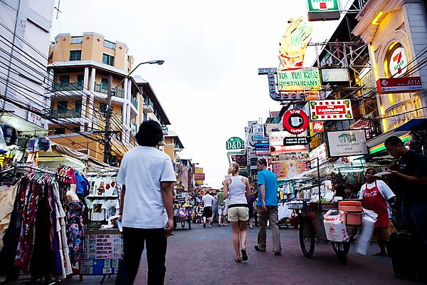 포토 JPG 주간 구름 해외기획촬영 해외풍경 해외 아시아 2010년태국 태국 거리 간판 거리풍경 사람 풍경 빌딩 여러명 야외 건물 도시풍경 상점 동남아시아 도시 보행자 도심 네온 노점 국내포토 자연요소 건축물 나라 다수 파일형식