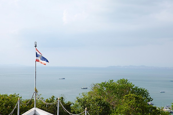 포토 JPG 주간 나무 식물 구름 해외풍경 해외 아시아 바다 태국 자연 하늘 풍경 해변 사람없음 야외 동남아시아 깃발 국기 유람선 여러척 태국국기 선박 국내포토 자연요소 나라 다수 수상교통 배_교통 생태계 파일형식