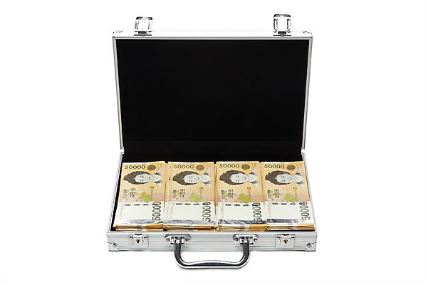 포토 JPG 스튜디오촬영 지폐 돈 가방 실내 누끼 사람없음 금융 경제 원화 오만원 돈가방 국내포토 잡화 내부 재산 파일형식