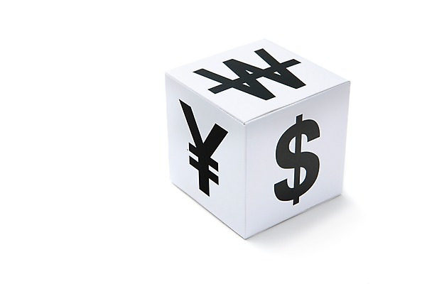 포토 JPG 스튜디오촬영 기호 돈 실내 누끼 사람없음 금융 경제 달러 원화 화폐기호 주사위 위안화 국내포토 문자 내부 재산 화폐 파일형식