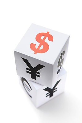 포토 JPG 스튜디오촬영 기호 돈 실내 누끼 사람없음 금융 경제 달러 유로 화폐기호 주사위 위안화 국내포토 문자 내부 재산 화폐 파일형식