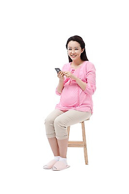 포토 JPG 스튜디오촬영 전신 라이프스타일 여자 행복 음악 이어폰 포즈 의자 노래 통신 모바일 무선통신 실내 실내화 한명 미소 웃음 들기 누끼 사람 앉기 동양인 성인 취미 라이프 캐주얼 30대 스마트폰 핸드폰 통신기기 임산부 임신 음악감상 감상 기쁨 한국인 출산 보호 전화기 즐거움 태교 통화 여자만 여자한명만 성인여자만 성인한명만 성인여자한명만 장년만 장년여자만 장년여자한명만 성인만 국내포토 1 옷 감정 음향기기 가구 신발 컨셉 모션 문화예술 표정 인종 내부 생활 장년 전자제품 스마트기기 기계 파일형식