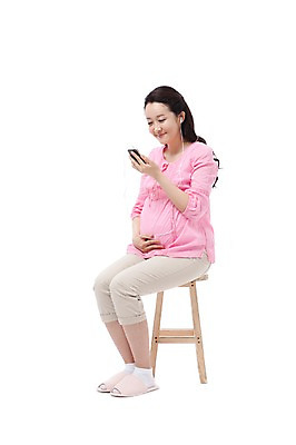 포토 JPG 스튜디오촬영 전신 라이프스타일 응시 여자 행복 음악 이어폰 포즈 의자 노래 통신 모바일 무선통신 실내 실내화 한명 미소 웃음 들기 누끼 사람 앉기 동양인 성인 취미 라이프 캐주얼 30대 스마트폰 핸드폰 통신기기 임산부 임신 음악감상 감상 기쁨 한국인 출산 보호 전화기 즐거움 태교 통화 여자만 여자한명만 성인여자만 성인한명만 성인여자한명만 장년만 장년여자만 장년여자한명만 성인만 국내포토 1 시선 옷 감정 음향기기 가구 신발 컨셉 모션 문화예술 표정 인종 내부 생활 장년 전자제품 스마트기기 기계 파일형식