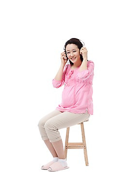 포토 JPG 스튜디오촬영 전신 라이프스타일 여자 행복 음악 포즈 의자 노래 실내 실내화 한명 미소 웃음 들기 누끼 사람 앉기 동양인 성인 취미 라이프 캐주얼 30대 헤드폰 헤드셋 임산부 임신 음악감상 감상 기쁨 한국인 출산 보호 즐거움 태교 여자만 여자한명만 성인여자만 성인한명만 성인여자한명만 장년만 장년여자만 장년여자한명만 성인만 국내포토 1 옷 감정 음향기기 가구 신발 컨셉 모션 문화예술 표정 인종 내부 생활 장년 파일형식