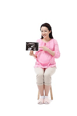 포토 JPG 스튜디오촬영 전신 라이프스타일 여자 행복 포즈 의자 실내 실내화 한명 미소 웃음 들기 누끼 사람 앉기 동양인 손짓 성인 라이프 앞모습 캐주얼 30대 임산부 임신 기쁨 한국인 검지손가락 가리킴 출산 보호 즐거움 태아 초음파 초음파검사 초음파사진 여자만 여자한명만 성인여자만 성인한명만 성인여자한명만 장년만 장년여자만 장년여자한명만 성인만 국내포토 1 옷 감정 뷰포인트 가구 신발 컨셉 손가락 의학 모션 표정 인종 내부 생활 장년 검사_조사 파일형식