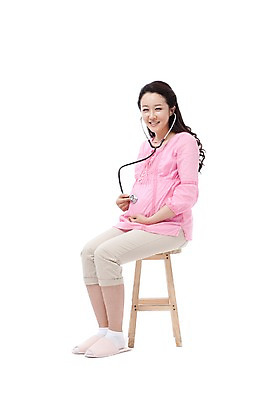 포토 JPG 스튜디오촬영 전신 라이프스타일 여자 행복 포즈 의자 청진기 의료기기 실내 실내화 한명 미소 웃음 들기 누끼 사람 앉기 동양인 성인 라이프 캐주얼 30대 임산부 임신 기쁨 진료 한국인 의료용품 출산 보호 즐거움 여자만 여자한명만 성인여자만 성인한명만 성인여자한명만 장년만 장년여자만 장년여자한명만 성인만 국내포토 1 옷 감정 가구 신발 컨셉 의학 모션 표정 인종 내부 생활 장년 파일형식