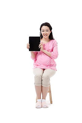 포토 JPG 스튜디오촬영 전신 라이프스타일 여자 행복 포즈 의자 실내 실내화 한명 미소 웃음 들기 누끼 사람 앉기 동양인 성인 라이프 앞모습 캐주얼 30대 컴퓨터 태블릿 임산부 임신 기쁨 터치 한국인 출산 보호 즐거움 여자만 여자한명만 성인여자만 성인한명만 성인여자한명만 장년만 장년여자만 장년여자한명만 성인만 국내포토 1 옷 감정 뷰포인트 가구 신발 컨셉 모션 표정 인종 내부 생활 장년 전자제품 스마트기기 파일형식