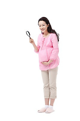 포토 JPG 스튜디오촬영 전신 라이프스타일 여자 행복 포즈 돋보기 실내 실내화 한명 서기 미소 웃음 들기 누끼 사람 동양인 성인 라이프 캐주얼 30대 임산부 임신 기쁨 한국인 관찰 출산 보호 즐거움 여자만 여자한명만 성인여자만 성인한명만 성인여자한명만 장년만 장년여자만 장년여자한명만 성인만 국내포토 1 옷 감정 신발 컨셉 모션 표정 인종 내부 생활 장년 파일형식