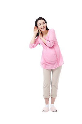 포토 JPG 스튜디오촬영 전신 라이프스타일 여자 행복 포즈 의자 실내 실내화 한명 서기 미소 웃음 누끼 사람 동양인 성인 라이프 앞모습 캐주얼 30대 임산부 임신 기쁨 듣기 한국인 출산 보호 즐거움 귓가 여자만 여자한명만 성인여자만 성인한명만 성인여자한명만 장년만 장년여자만 장년여자한명만 성인만 국내포토 1 옷 감정 뷰포인트 가구 신발 컨셉 모션 표정 인종 내부 생활 장년 파일형식