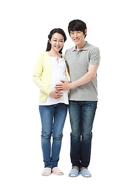 포토 JPG 스튜디오촬영 전신 라이프스타일 부부 커플 여자 남자 행복 포즈 남편 실내 실내화 서기 미소 웃음 누끼 사람 동양인 성인 두명 라이프 앞모습 캐주얼 30대 화목 임산부 임신 기쁨 한국인 청바지 아내 출산 보호 즐거움 장년만 성인만 국내포토 옷 감정 뷰포인트 신발 컨셉 바지 관계 모션 표정 인종 내부 생활 장년 파일형식