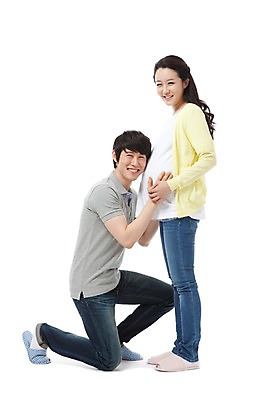 포토 JPG 스튜디오촬영 전신 라이프스타일 부부 커플 여자 남자 행복 포즈 남편 실내 실내화 서기 웃음 누끼 사람 동양인 성인 두명 라이프 캐주얼 30대 화목 임산부 임신 기쁨 한국인 청바지 아내 출산 보호 무릎꿇기 즐거움 소통 교감 장년만 성인만 국내포토 옷 감정 신발 컨셉 바지 관계 모션 표정 인종 내부 생활 장년 파일형식