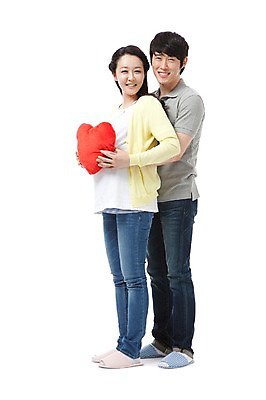 포토 JPG 스튜디오촬영 전신 라이프스타일 부부 커플 여자 남자 행복 포즈 쿠션 안기 포옹 남편 실내 실내화 사랑 서기 미소 웃음 들기 누끼 사람 동양인 성인 두명 라이프 캐주얼 30대 화목 임산부 임신 기쁨 한국인 청바지 하트 아내 출산 보호 즐거움 하트쿠션 장년만 성인만 국내포토 모양 옷 감정 신발 컨셉 바지 관계 모션 표정 인종 내부 생활 장년 파일형식