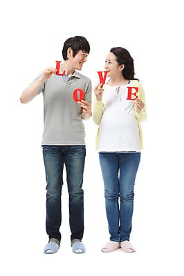 포토 JPG 스튜디오촬영 전신 문자 라이프스타일 부부 커플 알파벳 영어 여자 남자 행복 포즈 남편 대문자 실내 실내화 사랑 서기 미소 웃음 들기 누끼 사람 동양인 성인 두명 라이프 캐주얼 30대 단어 마주보기 화목 임산부 임신 기쁨 한국인 청바지 아내 출산 보호 즐거움 장년만 성인만 국내포토 옷 감정 신발 컨셉 바지 관계 모션 표정 인종 내부 생활 장년 파일형식