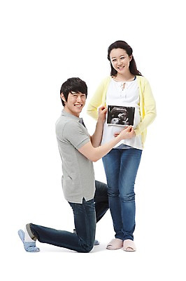 포토 JPG 스튜디오촬영 전신 라이프스타일 부부 커플 여자 남자 행복 포즈 남편 실내 실내화 서기 미소 웃음 들기 누끼 사람 동양인 성인 두명 라이프 캐주얼 30대 화목 임산부 임신 기쁨 한국인 청바지 아내 출산 보호 무릎꿇기 즐거움 태아 초음파 초음파검사 초음파사진 장년만 성인만 국내포토 옷 감정 신발 컨셉 바지 의학 관계 모션 표정 인종 내부 생활 장년 검사_조사 파일형식