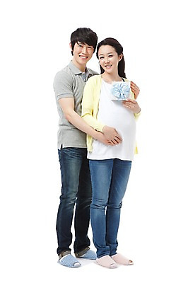 포토 JPG 스튜디오촬영 전신 라이프스타일 부부 커플 여자 남자 행복 포즈 안기 포옹 남편 실내 실내화 선물 서기 미소 웃음 들기 누끼 사람 동양인 성인 두명 라이프 캐주얼 30대 선물상자 화목 임산부 임신 기쁨 한국인 청바지 아내 출산 보호 즐거움 장년만 성인만 국내포토 옷 감정 신발 컨셉 바지 관계 모션 표정 인종 내부 생활 장년 상자 파일형식