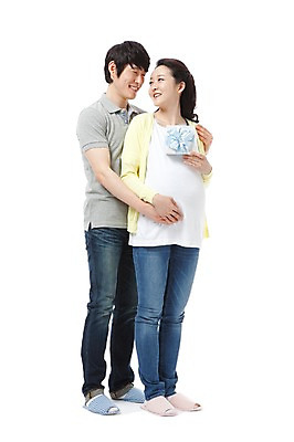 포토 JPG 스튜디오촬영 전신 라이프스타일 부부 커플 여자 남자 행복 포즈 안기 포옹 남편 실내 실내화 선물 서기 미소 웃음 들기 누끼 사람 동양인 성인 두명 라이프 캐주얼 30대 선물상자 마주보기 화목 임산부 임신 기쁨 한국인 청바지 아내 출산 보호 즐거움 장년만 성인만 국내포토 옷 감정 신발 컨셉 바지 관계 모션 표정 인종 내부 생활 장년 상자 파일형식