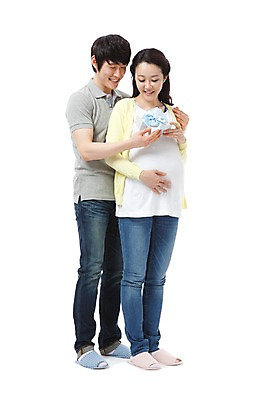 포토 JPG 스튜디오촬영 전신 라이프스타일 부부 커플 응시 여자 남자 행복 포즈 안기 포옹 남편 실내 실내화 선물 서기 미소 웃음 들기 누끼 사람 동양인 성인 두명 라이프 캐주얼 30대 선물상자 화목 임산부 임신 기쁨 한국인 청바지 아내 출산 보호 즐거움 장년만 성인만 국내포토 시선 옷 감정 신발 컨셉 바지 관계 모션 표정 인종 내부 생활 장년 상자 파일형식