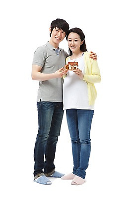 포토 JPG 스튜디오촬영 전신 라이프스타일 부부 커플 여자 남자 행복 포즈 남편 어깨동무 주택 실내 실내화 서기 미소 웃음 들기 누끼 사람 동양인 성인 두명 라이프 캐주얼 30대 모형 화목 임산부 임신 기쁨 미니어처 한국인 청바지 아내 출산 보호 즐거움 내집마련 장년만 성인만 국내포토 옷 감정 신발 컨셉 바지 관계 모션 부동산 표정 인종 내부 건물 생활 장년 파일형식