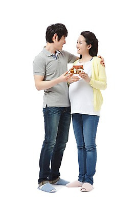 포토 JPG 스튜디오촬영 전신 라이프스타일 부부 커플 여자 남자 행복 포즈 남편 어깨동무 주택 실내 실내화 서기 미소 웃음 들기 누끼 사람 동양인 성인 두명 라이프 캐주얼 30대 마주보기 모형 화목 임산부 임신 기쁨 미니어처 한국인 청바지 아내 출산 보호 즐거움 내집마련 장년만 성인만 국내포토 옷 감정 신발 컨셉 바지 관계 모션 부동산 표정 인종 내부 건물 생활 장년 파일형식