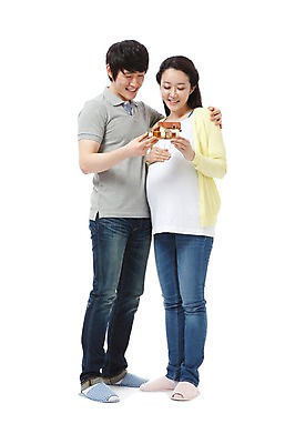 포토 JPG 스튜디오촬영 전신 라이프스타일 부부 커플 응시 여자 남자 행복 포즈 남편 어깨동무 주택 실내 실내화 서기 미소 웃음 들기 누끼 사람 동양인 성인 두명 라이프 캐주얼 30대 모형 화목 임산부 임신 기쁨 미니어처 한국인 청바지 아내 출산 보호 즐거움 내집마련 장년만 성인만 국내포토 시선 옷 감정 신발 컨셉 바지 관계 모션 부동산 표정 인종 내부 건물 생활 장년 파일형식