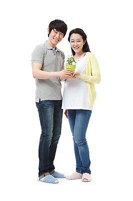 포토 JPG 스튜디오촬영 전신 식물 라이프스타일 부부 커플 여자 남자 행복 화분 포즈 남편 실내 실내화 서기 미소 웃음 들기 누끼 사람 동양인 성인 두명 라이프 캐주얼 30대 화목 임산부 임신 기쁨 한국인 청바지 아내 출산 보호 즐거움 장년만 성인만 국내포토 옷 감정 신발 컨셉 바지 관계 모션 표정 인종 내부 생활 장년 파일형식