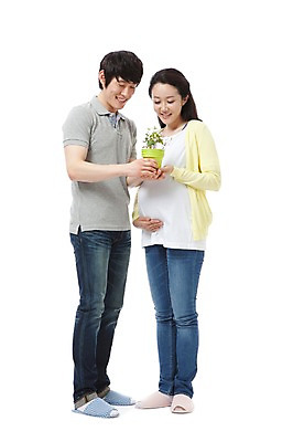포토 JPG 스튜디오촬영 전신 식물 라이프스타일 부부 커플 응시 여자 남자 행복 화분 포즈 남편 실내 실내화 서기 미소 웃음 들기 누끼 사람 동양인 성인 두명 라이프 캐주얼 30대 화목 임산부 임신 기쁨 한국인 청바지 아내 출산 보호 즐거움 장년만 성인만 국내포토 시선 옷 감정 신발 컨셉 바지 관계 모션 표정 인종 내부 생활 장년 파일형식