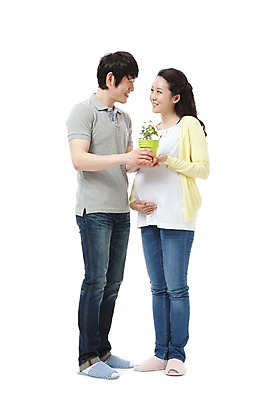 포토 JPG 스튜디오촬영 전신 식물 라이프스타일 부부 커플 여자 남자 행복 화분 포즈 남편 실내 실내화 서기 미소 웃음 들기 누끼 사람 동양인 성인 두명 라이프 캐주얼 30대 마주보기 화목 임산부 임신 기쁨 한국인 청바지 아내 출산 보호 즐거움 장년만 성인만 국내포토 옷 감정 신발 컨셉 바지 관계 모션 표정 인종 내부 생활 장년 파일형식