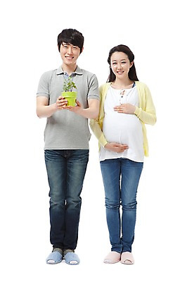 포토 JPG 스튜디오촬영 전신 식물 라이프스타일 부부 커플 여자 남자 행복 화분 포즈 남편 실내 실내화 서기 미소 웃음 들기 누끼 사람 동양인 성인 두명 라이프 앞모습 캐주얼 30대 화목 임산부 임신 기쁨 한국인 청바지 아내 출산 보호 즐거움 장년만 성인만 국내포토 옷 감정 뷰포인트 신발 컨셉 바지 관계 모션 표정 인종 내부 생활 장년 파일형식