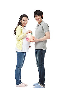 포토 JPG 스튜디오촬영 전신 라이프스타일 부부 커플 여자 남자 행복 포즈 지폐 돈 남편 실내 실내화 서기 미소 웃음 들기 누끼 사람 동양인 성인 두명 라이프 캐주얼 30대 금융 경제 마주보기 화목 임산부 임신 기쁨 저축 한국인 돼지저금통 저금통 청바지 아내 돼지 출산 절약 만원 보호 즐거움 장년만 성인만 국내포토 옷 감정 신발 컨셉 바지 포유류 관계 모션 표정 인종 내부 생활 장년 재산 파일형식