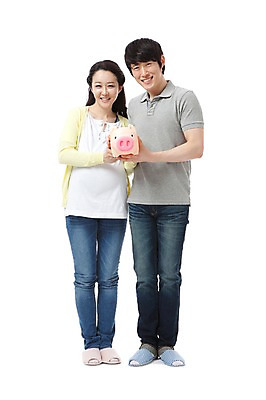 포토 JPG 스튜디오촬영 전신 라이프스타일 부부 커플 여자 남자 행복 포즈 남편 실내 실내화 서기 미소 웃음 들기 누끼 사람 동양인 성인 두명 라이프 앞모습 캐주얼 30대 금융 경제 화목 임산부 임신 기쁨 저축 한국인 돼지저금통 저금통 청바지 아내 돼지 출산 절약 보호 즐거움 장년만 성인만 국내포토 옷 감정 뷰포인트 신발 컨셉 바지 포유류 관계 모션 표정 인종 내부 생활 장년 파일형식