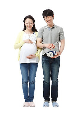 포토 JPG 스튜디오촬영 전신 라이프스타일 부부 커플 여자 남자 행복 포즈 축구공 공 남편 실내 실내화 서기 미소 웃음 누끼 사람 동양인 성인 두명 라이프 앞모습 캐주얼 30대 화목 임산부 임신 기쁨 한국인 구 청바지 아내 출산 원형 비교 보호 즐거움 장년만 성인만 국내포토 도형 옷 감정 뷰포인트 신발 컨셉 바지 축구용품 관계 모션 표정 인종 내부 생활 장년 파일형식