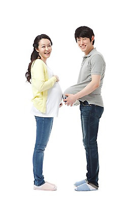 포토 JPG 스튜디오촬영 전신 라이프스타일 부부 커플 여자 남자 행복 포즈 축구공 공 남편 실내 실내화 서기 미소 웃음 누끼 사람 동양인 성인 두명 라이프 캐주얼 30대 마주보기 화목 임산부 임신 기쁨 한국인 구 청바지 아내 출산 원형 비교 보호 즐거움 장년만 성인만 국내포토 도형 옷 감정 신발 컨셉 바지 축구용품 관계 모션 표정 인종 내부 생활 장년 파일형식