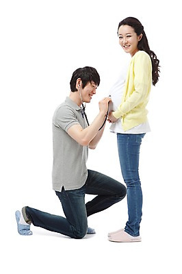 포토 JPG 스튜디오촬영 전신 라이프스타일 부부 커플 여자 남자 행복 포즈 청진기 의료기기 남편 실내 실내화 서기 미소 웃음 누끼 사람 동양인 성인 두명 라이프 캐주얼 30대 화목 임산부 임신 기쁨 진료 한국인 청바지 의료용품 아내 출산 보호 무릎꿇기 즐거움 장년만 성인만 국내포토 옷 감정 신발 컨셉 바지 의학 관계 모션 표정 인종 내부 생활 장년 파일형식