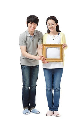 포토 JPG 스튜디오촬영 전신 라이프스타일 부부 커플 여자 남자 행복 포즈 액자 남편 사각프레임 프레임 실내 액자틀 실내화 틀 서기 미소 웃음 들기 누끼 사람 동양인 성인 두명 라이프 앞모습 캐주얼 30대 화목 임산부 임신 기쁨 한국인 청바지 아내 출산 보호 즐거움 장년만 성인만 국내포토 옷 감정 뷰포인트 신발 컨셉 바지 관계 모션 표정 인종 내부 생활 장년 사각형 파일형식