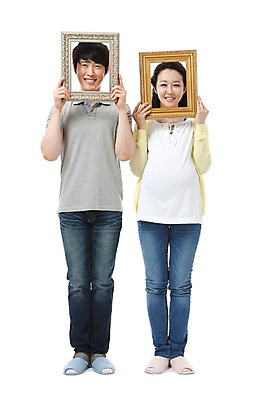 포토 JPG 스튜디오촬영 전신 라이프스타일 부부 커플 여자 남자 행복 포즈 액자 남편 사각프레임 프레임 실내 액자틀 실내화 틀 서기 미소 웃음 들기 누끼 사람 동양인 성인 두명 라이프 앞모습 캐주얼 30대 화목 임산부 임신 기쁨 한국인 청바지 아내 출산 보호 즐거움 장년만 성인만 국내포토 옷 감정 뷰포인트 신발 컨셉 바지 관계 모션 표정 인종 내부 생활 장년 사각형 파일형식