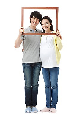포토 JPG 스튜디오촬영 전신 라이프스타일 부부 커플 여자 남자 행복 포즈 액자 남편 사각프레임 프레임 실내 액자틀 실내화 틀 서기 미소 웃음 들기 누끼 사람 동양인 성인 두명 라이프 앞모습 캐주얼 30대 화목 임산부 임신 기쁨 한국인 청바지 아내 출산 보호 즐거움 장년만 성인만 국내포토 옷 감정 뷰포인트 신발 컨셉 바지 관계 모션 표정 인종 내부 생활 장년 사각형 파일형식