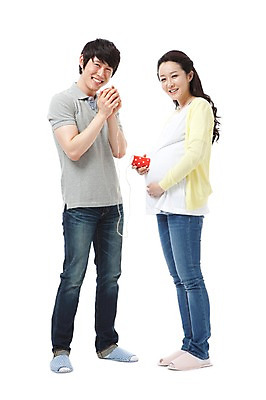 포토 JPG 스튜디오촬영 전신 라이프스타일 부부 커플 여자 남자 행복 포즈 남편 실내 실내화 서기 미소 웃음 들기 누끼 사람 동양인 성인 두명 라이프 캐주얼 30대 놀이용품 화목 임산부 임신 기쁨 한국인 청바지 아내 출산 보호 실전화기 즐거움 전화놀이 실전화놀이 장년만 성인만 국내포토 옷 감정 신발 컨셉 바지 관계 모션 놀이 표정 인종 내부 생활 장년 오브젝트 파일형식