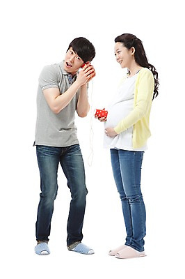 포토 JPG 스튜디오촬영 전신 라이프스타일 부부 커플 여자 남자 행복 포즈 남편 실내 실내화 서기 미소 웃음 들기 누끼 사람 동양인 성인 두명 라이프 캐주얼 30대 놀이용품 화목 임산부 임신 기쁨 한국인 청바지 아내 출산 보호 실전화기 즐거움 전화놀이 실전화놀이 장년만 성인만 국내포토 옷 감정 신발 컨셉 바지 관계 모션 놀이 표정 인종 내부 생활 장년 오브젝트 파일형식