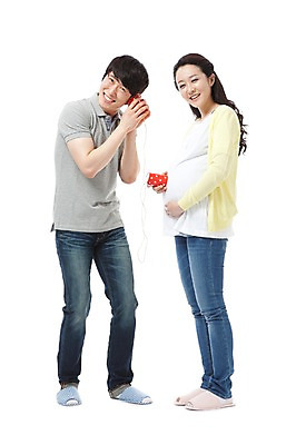 포토 JPG 스튜디오촬영 전신 라이프스타일 부부 커플 여자 남자 행복 포즈 남편 실내 실내화 서기 미소 웃음 들기 누끼 사람 동양인 성인 두명 라이프 캐주얼 30대 놀이용품 화목 임산부 임신 기쁨 한국인 청바지 아내 출산 보호 실전화기 즐거움 전화놀이 실전화놀이 장년만 성인만 국내포토 옷 감정 신발 컨셉 바지 관계 모션 놀이 표정 인종 내부 생활 장년 오브젝트 파일형식