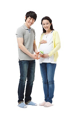 포토 JPG 스튜디오촬영 전신 라이프스타일 부부 커플 여자 남자 행복 포즈 남편 실내 실내화 서기 미소 웃음 들기 누끼 사람 동양인 성인 두명 라이프 캐주얼 30대 화목 임산부 임신 기쁨 아기용품 한국인 우유 청바지 아기 아내 출산 우유병 젖병 보호 즐거움 분유 국내포토 옷 감정 신발 컨셉 바지 관계 모션 병_용기 유제품 표정 인종 내부 생활 장년 오브젝트 파일형식